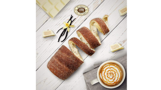 Kołacz z kremem z białej czekolady i cruchy