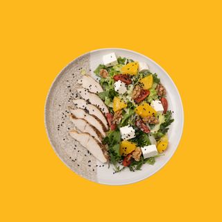 Sałata z fetą i kurczakiem