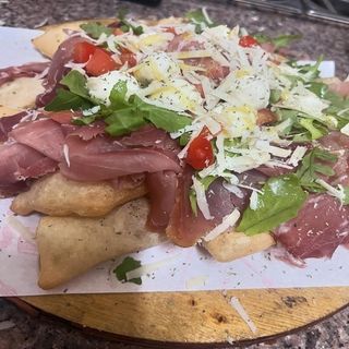 Salamino piccante, pomodori freschi, olive nere, scaglie di grana e origano