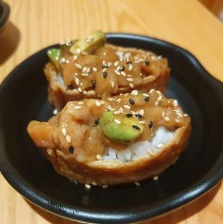 S49. Gunkan Tofu Salmón (2 Pzas.)