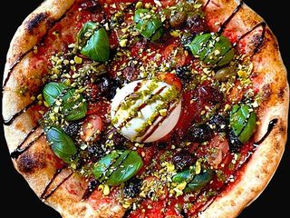 Pizza Burrata z oliwkami