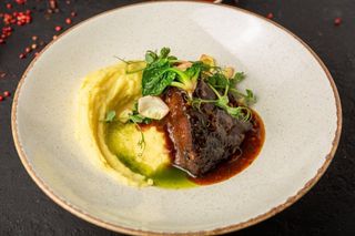 Копчёные рёбрышки с зелёным пюре и трюфельным маслом