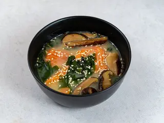 Miso zupa z łososiem i shiitake (470g)