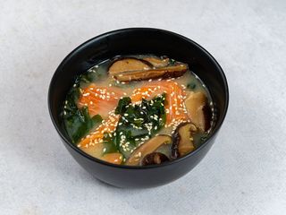 Miso zupa z łososiem i shiitake (470g)