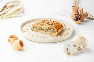 Пухкий періг із ароматною куркою, картоплею,грибами та сливами