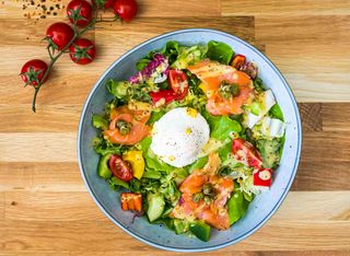 Salată cu somon și dressing dijon