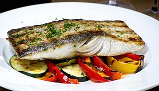 Biban de mare la grătar cu garnitură de legume grill