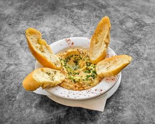 Hummus con tostaditas y finas hierbas (4 uds.)