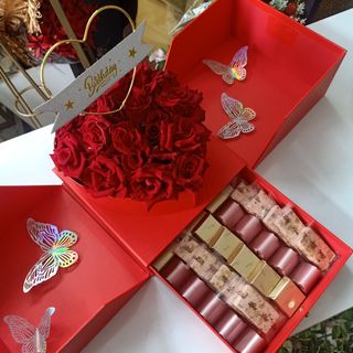 هدية رائعة لاحبابكم  من الورد الطبيعىي والشكلاطة 