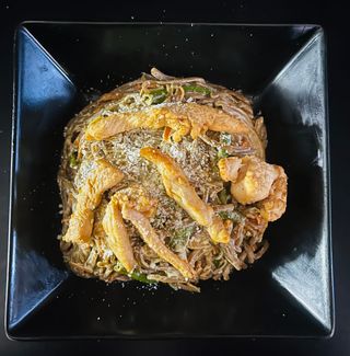 Соба з куркою та овочами у вершковому соусі (350г)