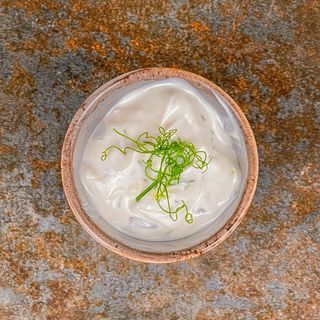 Sos de iaurt cu usturoi și mentă 