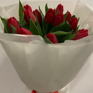 Bukiet z 15 tulipanów w ozdobnym opakowaniu 