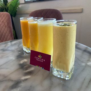 Lassi de mango, cardamomo y pistacho