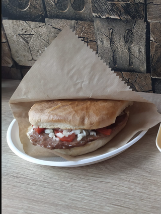 Velika Pljeskavica 200gr + Pomfrit 170gr + Piće po izboru