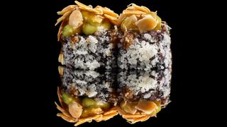 Uramaki Arroz Negro Langostino (4 Piezas)