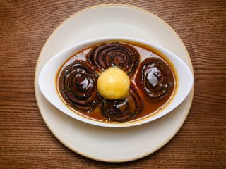 Гарячий сінабон з соленою карамеллю (400г)