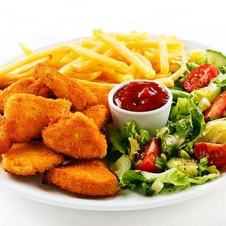 Nugget con papas ensalada