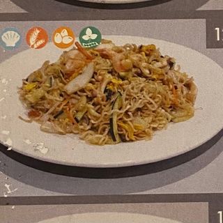 Yaki ramen saltato con verdure e misto mare