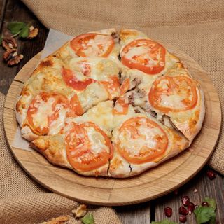 Кубдарі з сулугуні та томатами