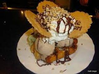 Waffle con gelato a scelta e panna
