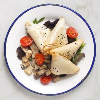 Somosa di patate, zucchine, curcuma e semi di sesamo