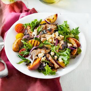 Теплый салат с ягненком и жареным баклажаном