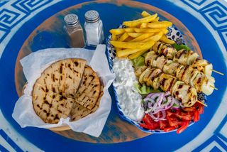 Souvlaki de pui la farfurie