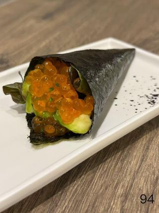 94. Huevas de salmón con queso y cebollino (1 pieza)