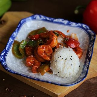 Тигровые креветки с рисом в остром соусе