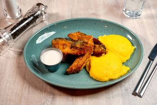 Crap prăjit cu mămăligă și usturoi