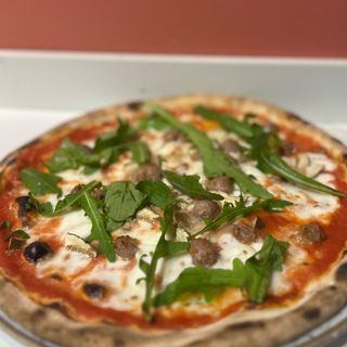 Salsiccia, funghi freschi basilico e rucola