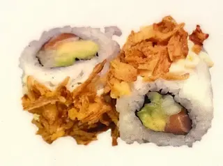 85.Salmón, Aguacate, Pepino Y Cebolla Crujiente (8 Uds.)