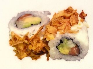 85.Salmón, Aguacate, Pepino Y Cebolla Crujiente (8 Uds.)