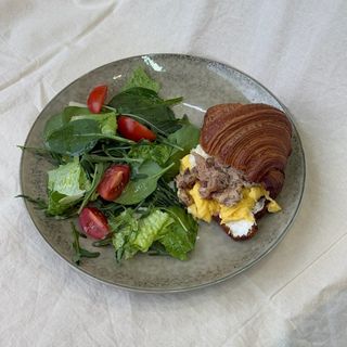 Сніданковий круасан зі свининою