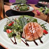 Салата със запечено козе сирене