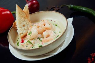 Creveți la wok în sos de unt și lămâie