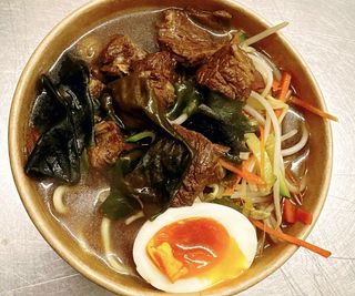 27. Ramen in brodo con manzo