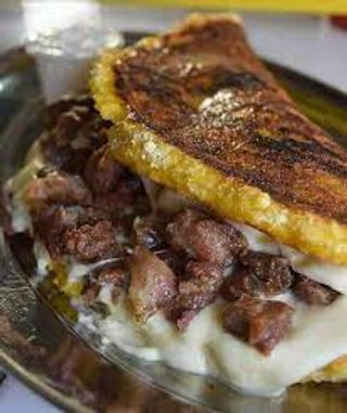 Cachapa con cerdo al horno y queso de mano