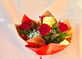 Buchet 4 trandafiri rosi si 1 trandafir alb