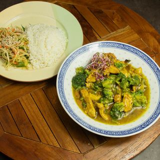 Kurczak w brokułach 		150g