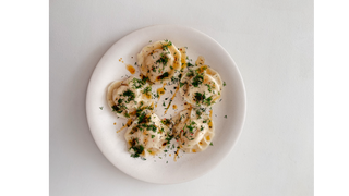 Pierogi z ziemniakami, fetą, miodem i chipotle