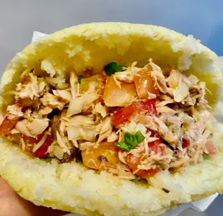 Arepa De Salpicón De Atún