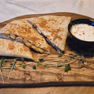 კესადილია ქათმით და სოკოთი