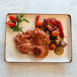 Dimljeni pileći batak sa grilovanim povrćem