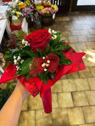 Aranžirana crvena ruža (mini buket) b-10c