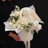 Композиція з іграшкою та квітами (біла) в тубусі