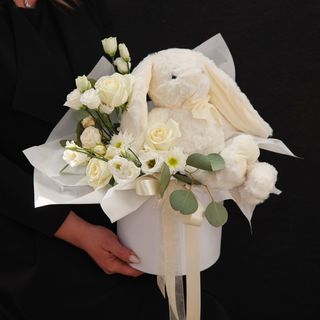 Композиція з іграшкою та квітами (біла) в тубусі