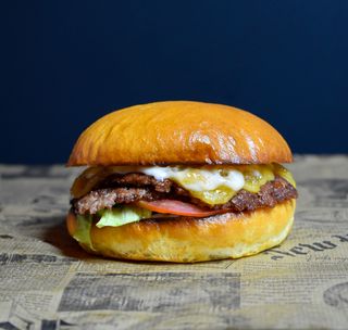 Burger Double Cheese avec frits boisson gratuit