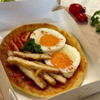 Завтрак на лепешке с глазуньей и куриной грудкой