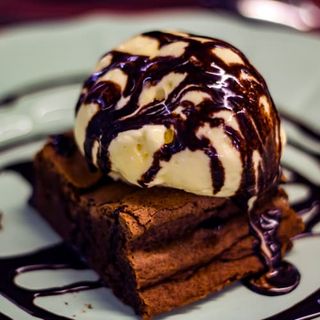 Brownie Casero Con Helado De Vainilla, Nata Y Sirope De Chocolate